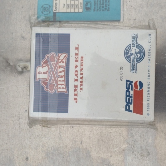 Baseball Trading Cards Set - Braves and Expos Larry Walker Rookie - Picture 2 of 3